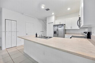 10013 SW 228th Terrace in Miami, FL - Foto de edificio - Building Photo