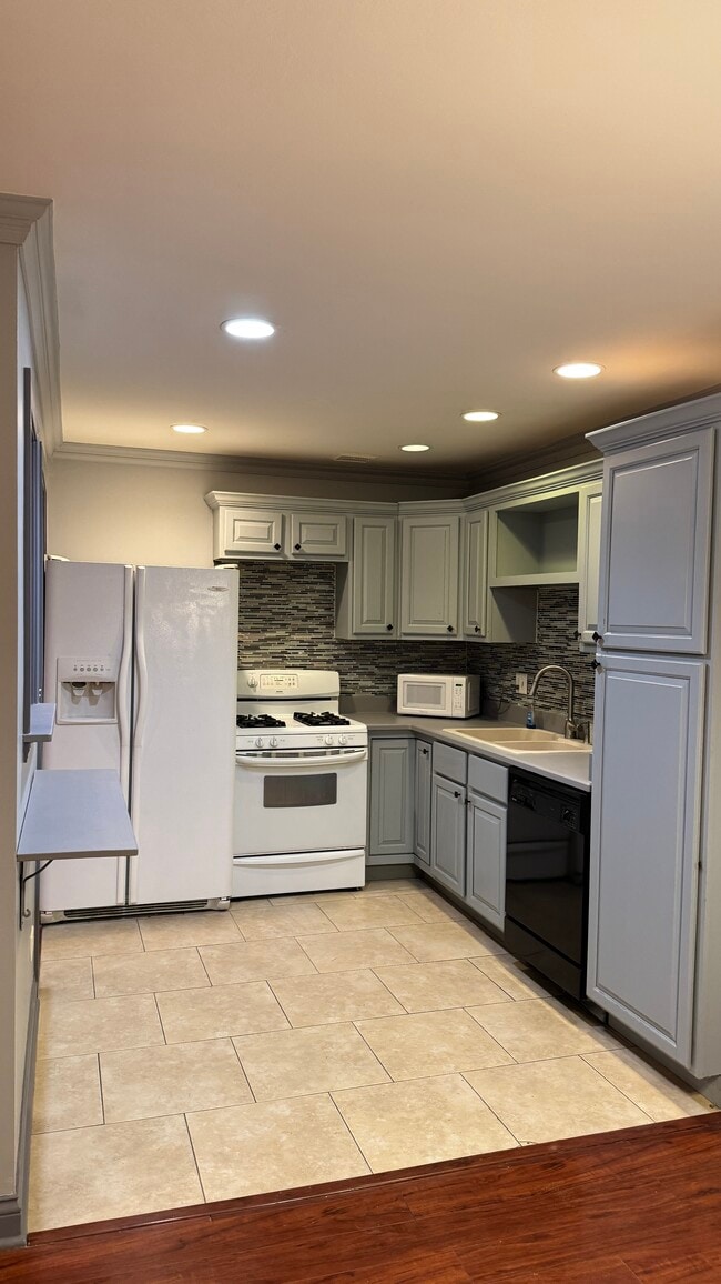 9S060 Lake Dr, Unit 102