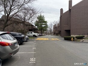 166 Old Brookfield Rd in Danbury, CT - Foto de edificio - Building Photo