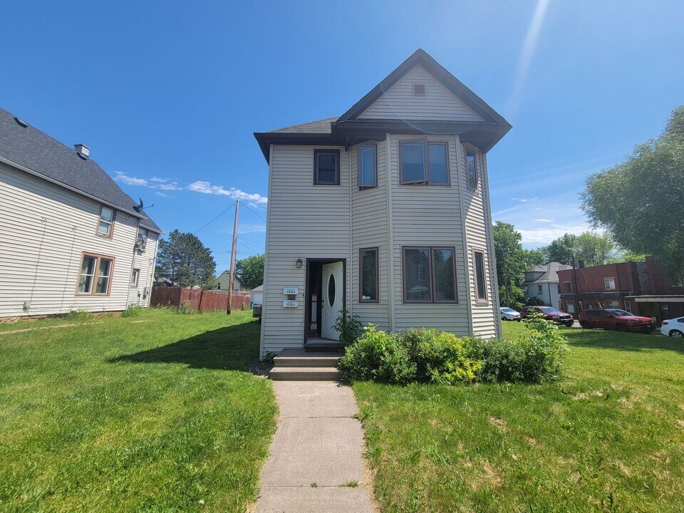2530 W 2nd St in Duluth, MN - Building Photo