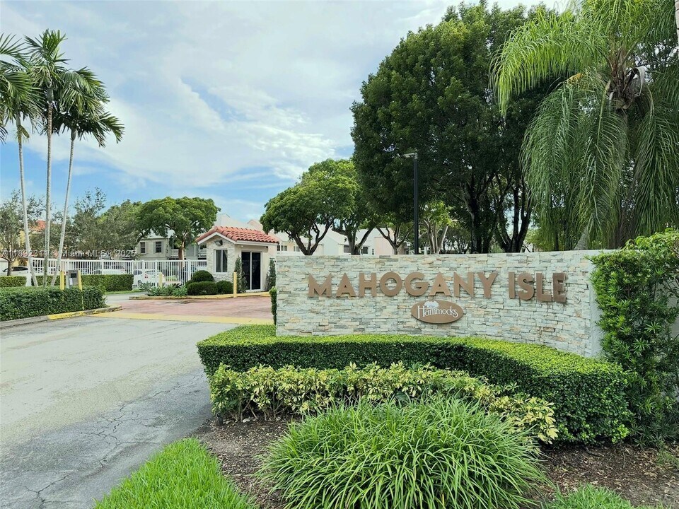 10521 Mahogany Key Cir in Miami, FL - Foto de edificio