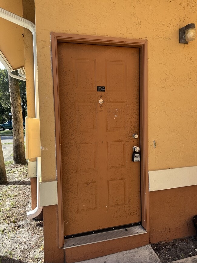 2541 NW 56th Ave in Lauderhill, FL - Building Photo - Building Photo