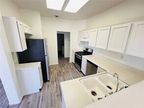 10816 Clear Meadows Dr in Las Vegas, NV - Building Photo - Building Photo