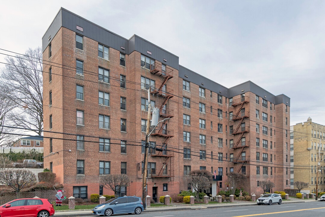 77 Bronx River Rd in Yonkers, NY - Foto de edificio