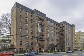 77 Bronx River Rd in Yonkers, NY - Building Photo - Primary Photo