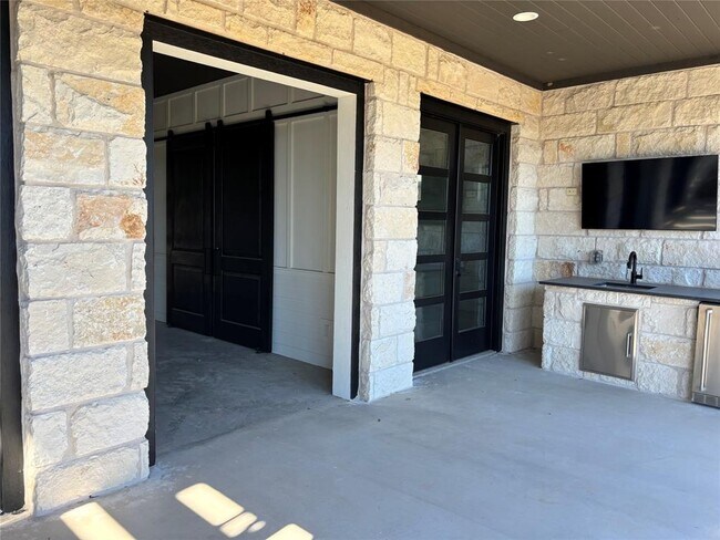 19201 Crusoe Cv in Spicewood, TX - Foto de edificio - Building Photo