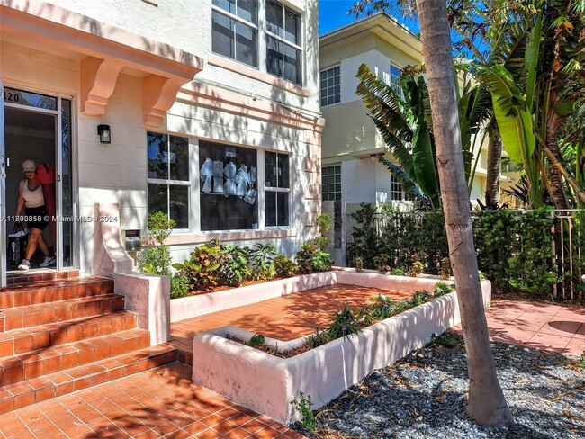 1320 Drexel Ave in Miami Beach, FL - Building Photo - Building Photo