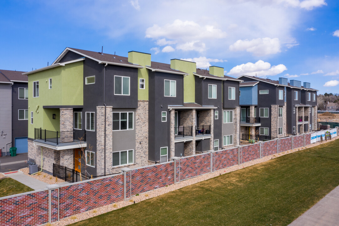 Creekline Townhomes in Denver, CO - Building Photo