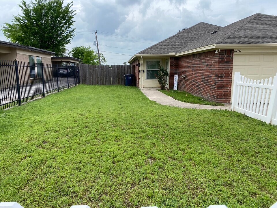 6748 Trail Lake Dr in Fort Worth, TX - Building Photo