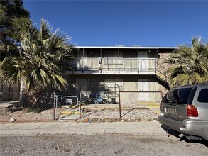 4750 Thunderbolt Ave in Las Vegas, NV - Building Photo - Building Photo