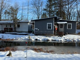 3121 Oak Grove Dr in East Stroudsburg, PA - Building Photo