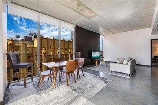 151 SE 1st St in Miami, FL - Building Photo