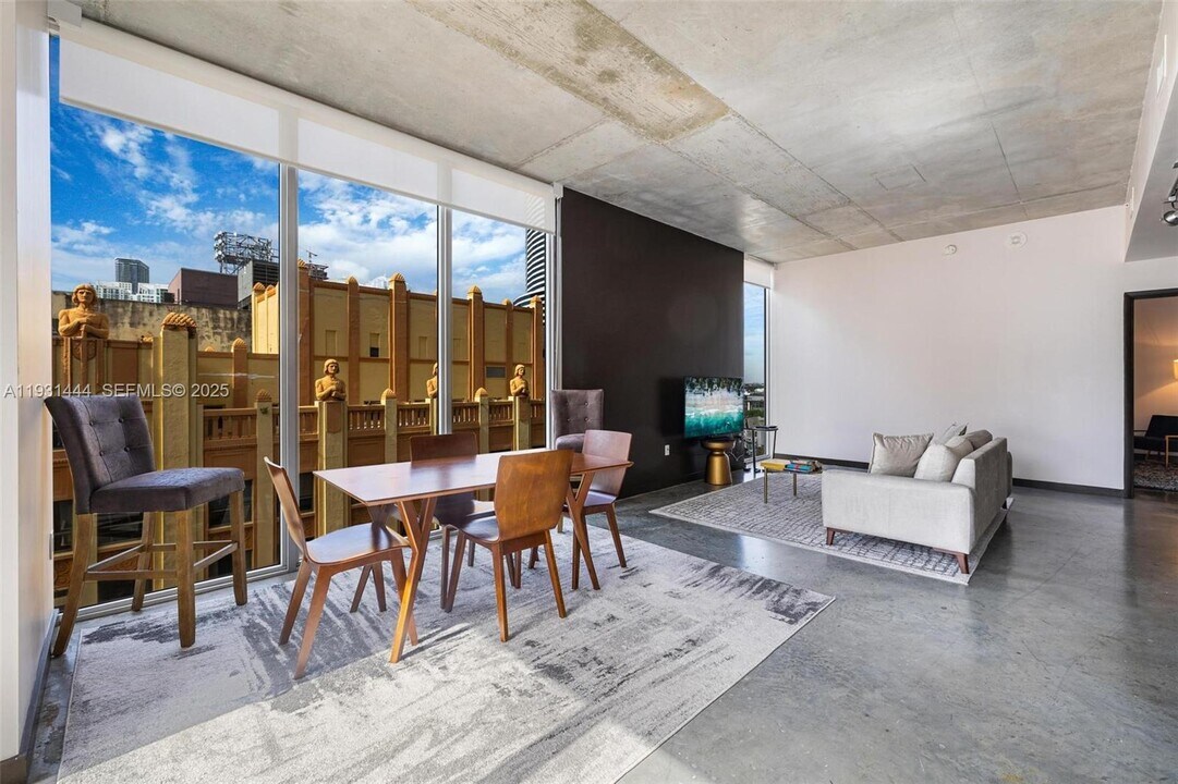 151 SE 1st St in Miami, FL - Building Photo