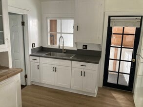 104 N Guadalupe Ave in Redondo Beach, CA - Building Photo - Building Photo