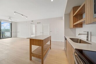 555 NE 8th St, Unit 0601 in Fort Lauderdale, FL - Building Photo - Building Photo
