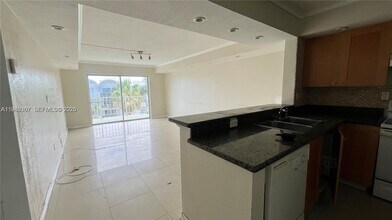 486 NW 165th St in Miami, FL - Building Photo - Building Photo