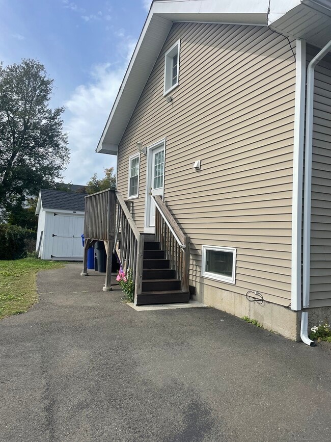 137 E Main St in Branford, CT - Building Photo - Building Photo