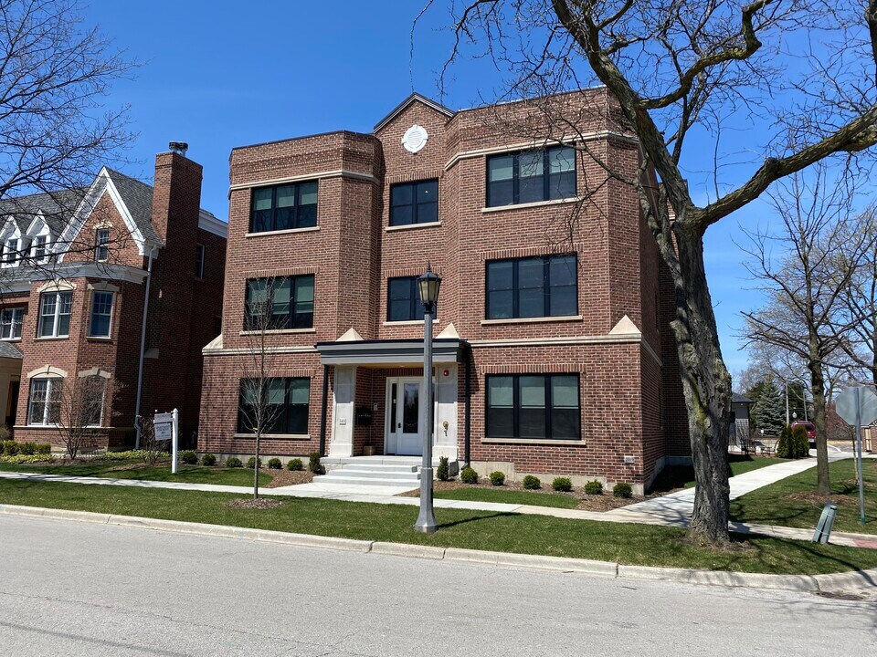 1401 W Cossitt Ave, Unit 3W in La Grange, IL - Building Photo