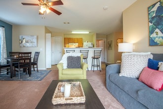 Reserve at Fox River Apartments in Yorkville, IL - Foto de edificio - Building Photo