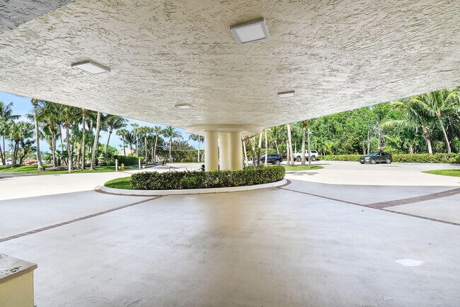 221 NE Plantation Rd in Stuart, FL - Building Photo - Building Photo