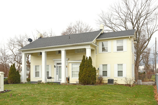 Colonial House Apartments