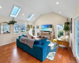 120 Clinton Ave in East Patchogue, NY - Foto de edificio - Building Photo