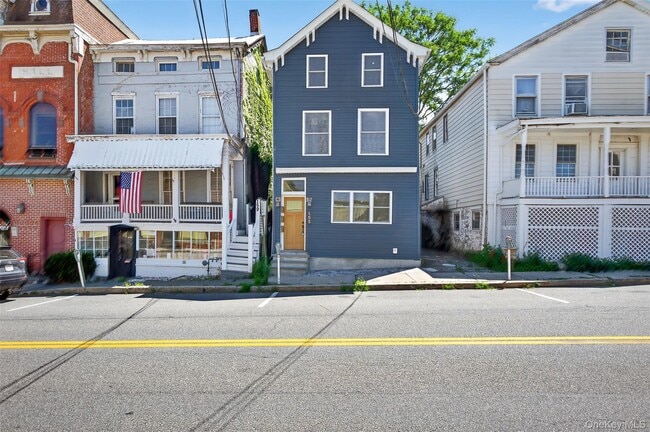 165 W Main St in Goshen, NY - Foto de edificio - Building Photo