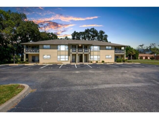 5537 Executive Dr in New Port Richey, FL - Building Photo - Building Photo