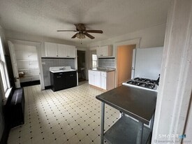 22 Donahue Pl in Torrington, CT - Building Photo