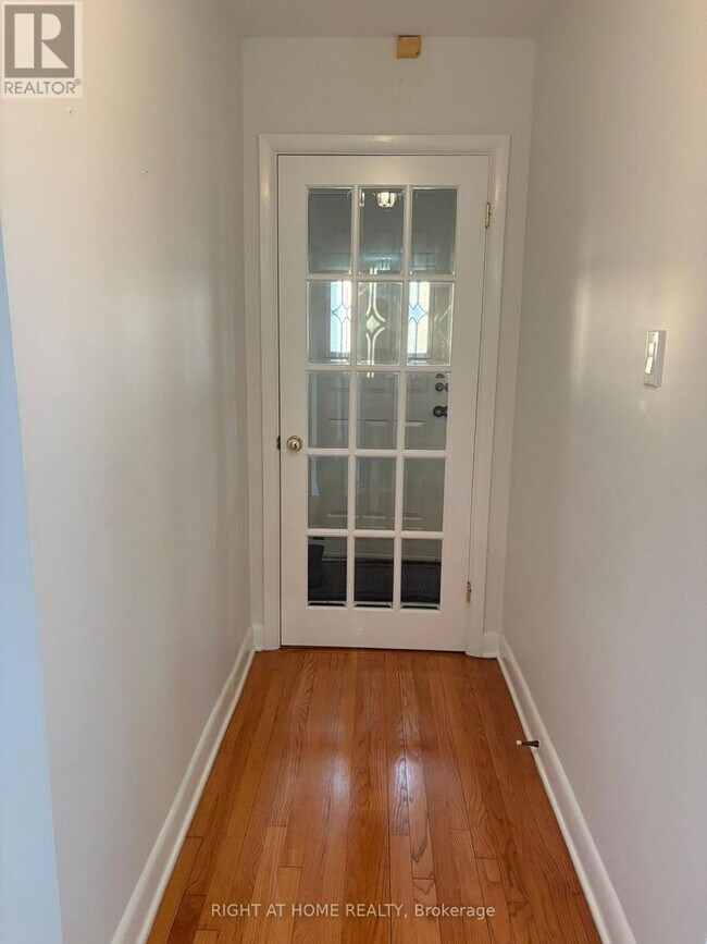 1987 Cochrane St in Ottawa, ON - Building Photo - Building Photo