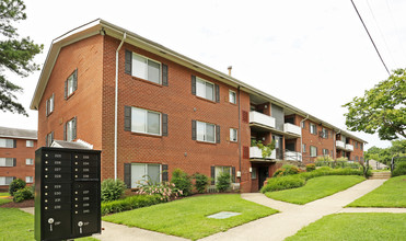 Lakeshore at Hampton Center in Hampton, VA - Foto de edificio - Building Photo