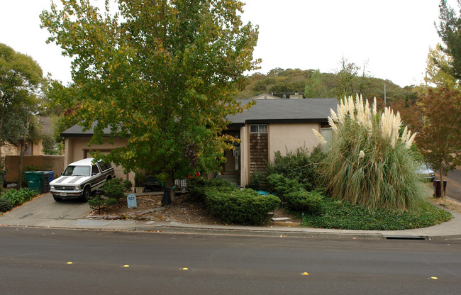 1502 Monterey Dr in Santa Rosa, CA - Foto de edificio - Building Photo