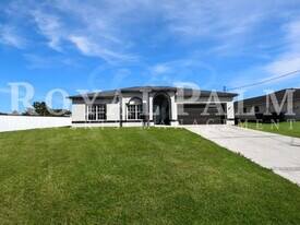 906 Alfreda Ave in Lehigh Acres, FL - Building Photo