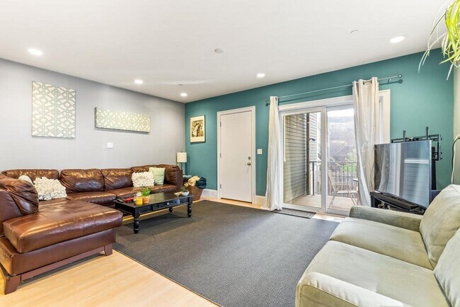 235 Dorchester St, Unit 235 Dorchester St. in Boston, MA - Building Photo - Building Photo