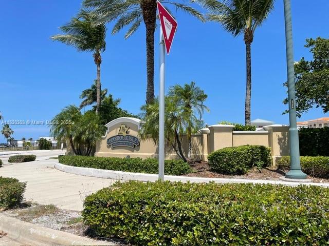 19 Harbour Isle Dr W in Fort Pierce, FL - Building Photo - Building Photo