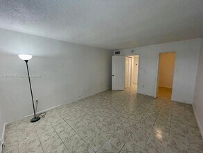 3710 NW 21st St, Unit 211 in Lauderdale Lakes, FL - Building Photo - Building Photo