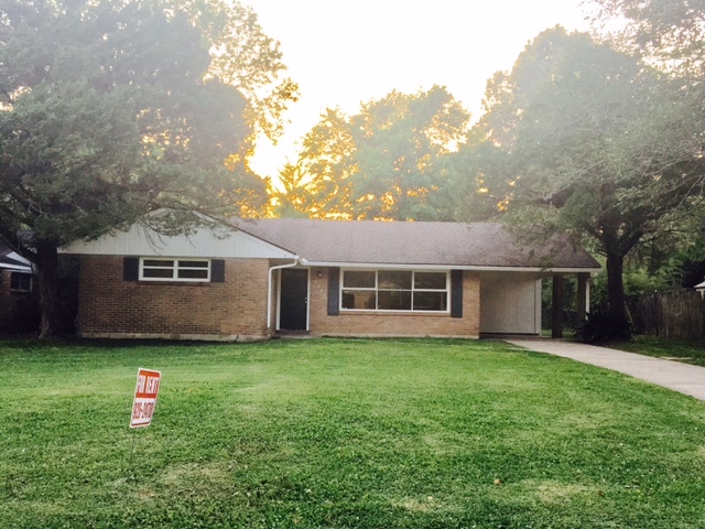 2366 W Contour Dr in Baton Rouge, LA - Foto de edificio