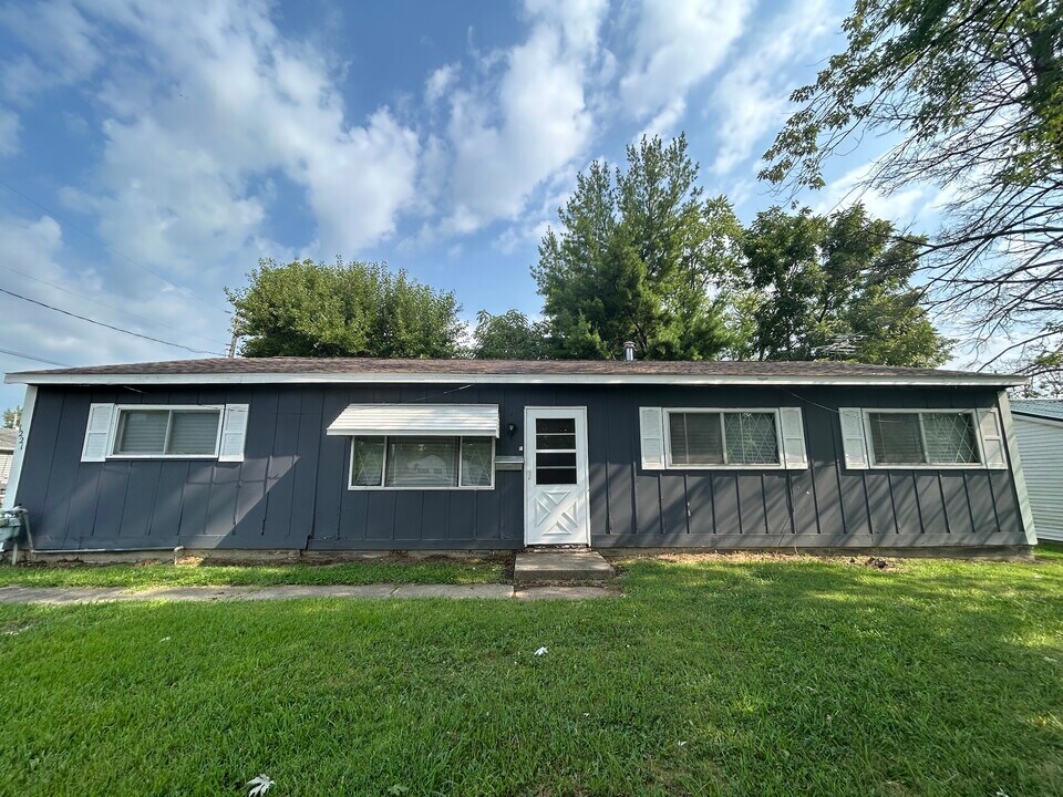 1221 Koehn Dr in Danville, IL - Foto de edificio