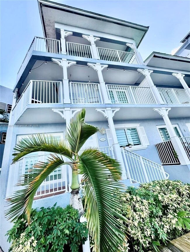 2415 NW 16th St Rd in Miami, FL - Foto de edificio - Building Photo