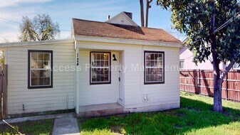 124 Walden St in Modesto, CA - Building Photo