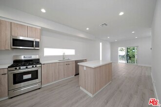 5221 Cleon Ave in Los Angeles, CA - Building Photo - Building Photo