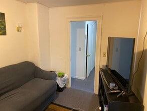 68 Elmwood Ave, Unit 2 in Burlington, VT - Foto de edificio - Building Photo