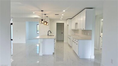 4105 East 15th Street in Lehigh Acres, FL - Foto de edificio - Building Photo