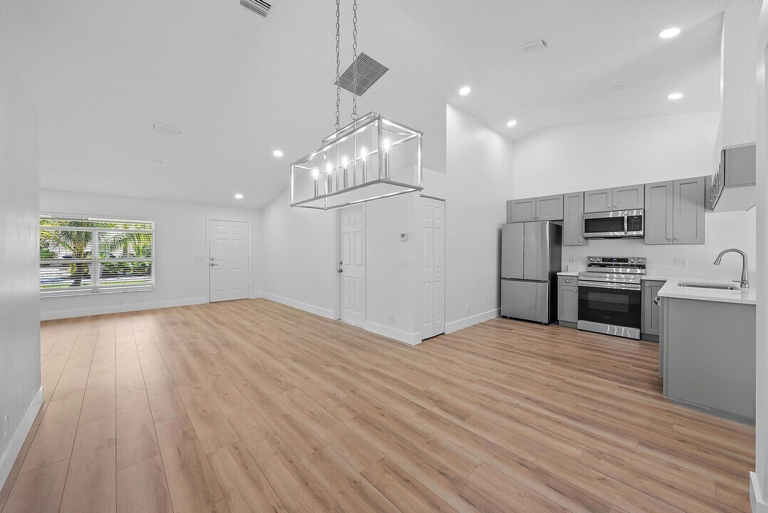 1835 Service Rd in North Palm Beach, FL - Building Photo