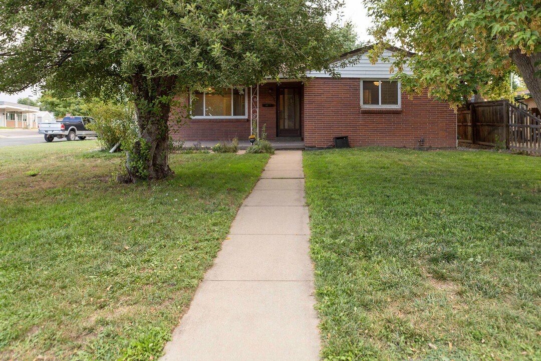 2405 Pierce St in Edgewater, CO - Building Photo