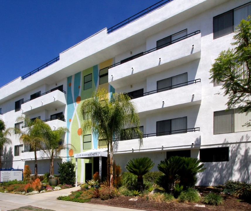 Club Riverside Apartments in North Hollywood, CA - Building Photo