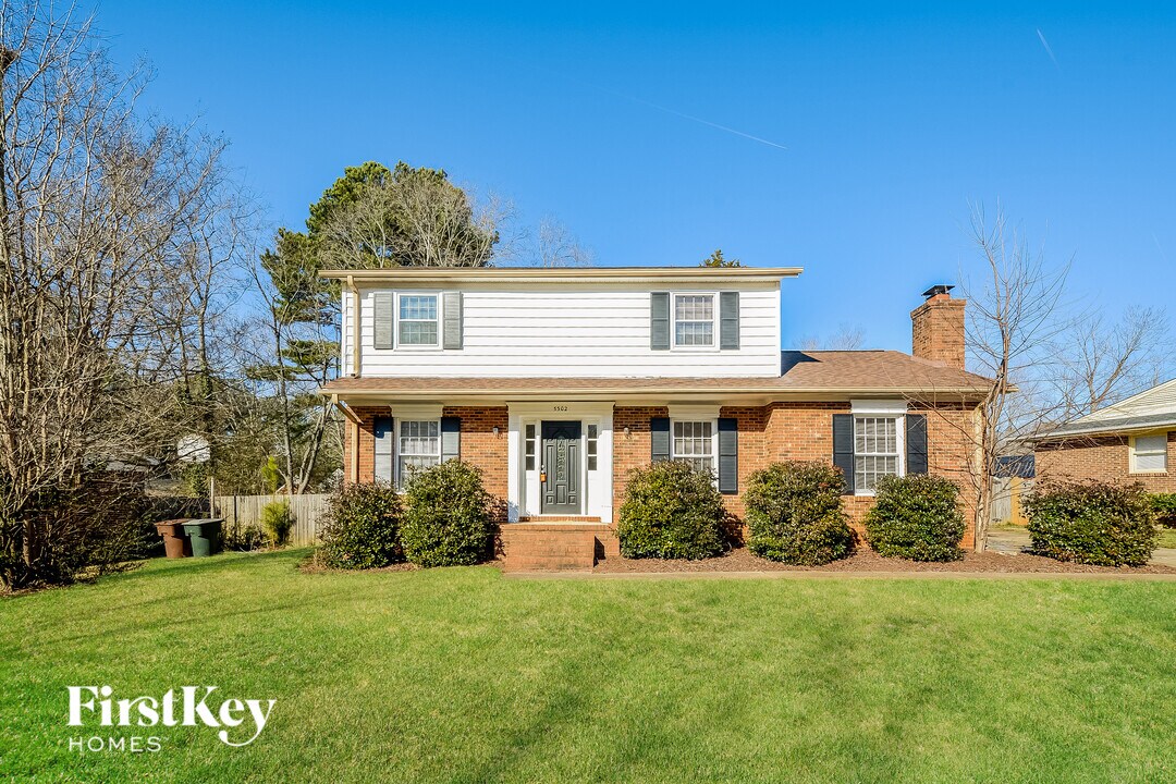 5302 Broadmoor Pl in Greensboro, NC - Foto de edificio