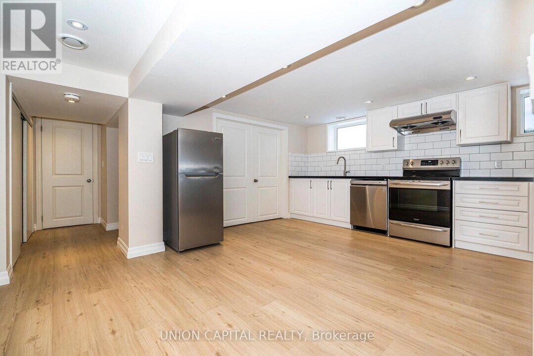 40 Peveril Hill N in Toronto, ON - Building Photo