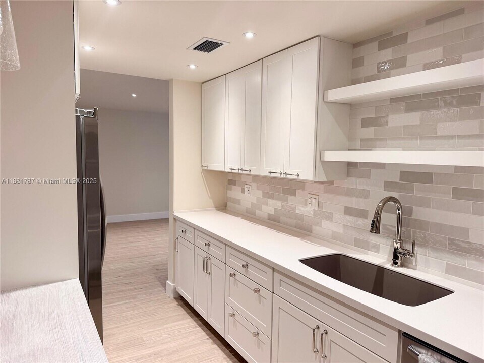 90 Edgewater Dr, Unit 212 in Coral Gables, FL - Building Photo