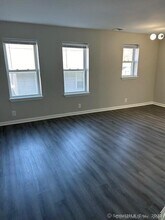 93 Glenbrook Rd in Stamford, CT - Foto de edificio - Building Photo